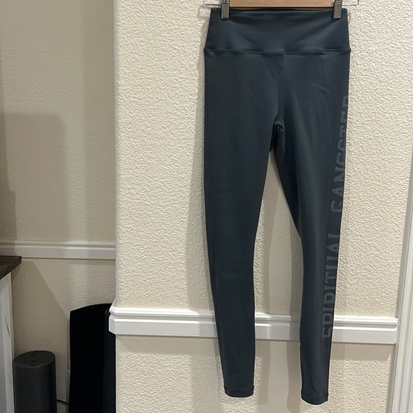 Spiritual Gangster Grey Essential Leggings Spell Out On Leg Size Small - Picture 3 of 7
